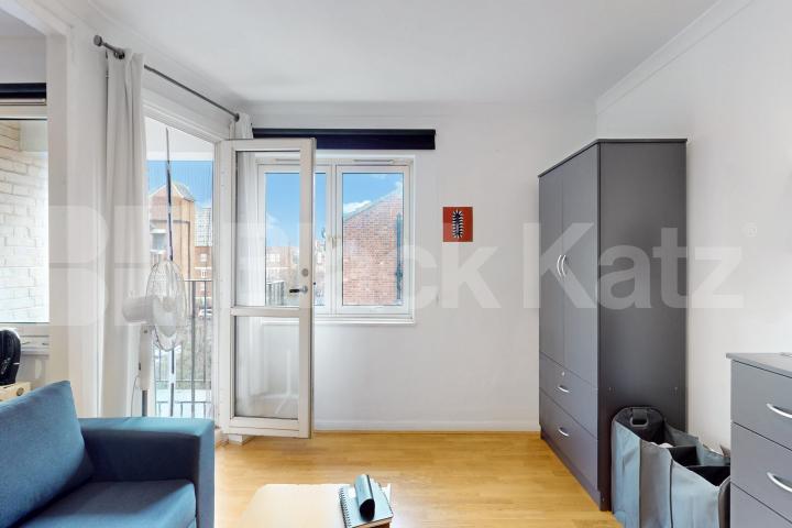 Top floor, double studio with charming balcony  Barlow Street , Elephant And Castle